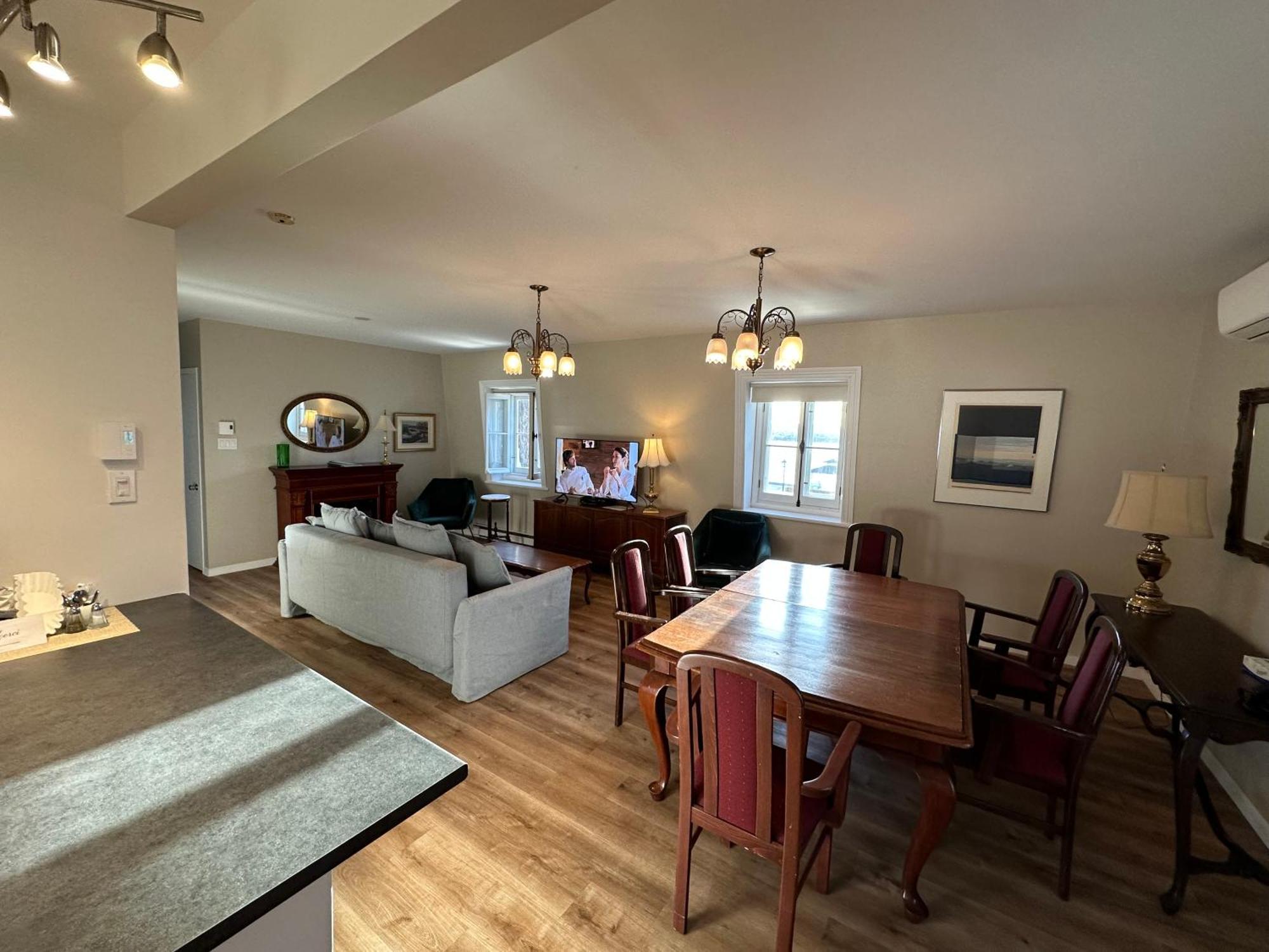 Goeliche Hotel Et Appartement Saint-Laurent-de-l'ile d'Orleans Экстерьер фото