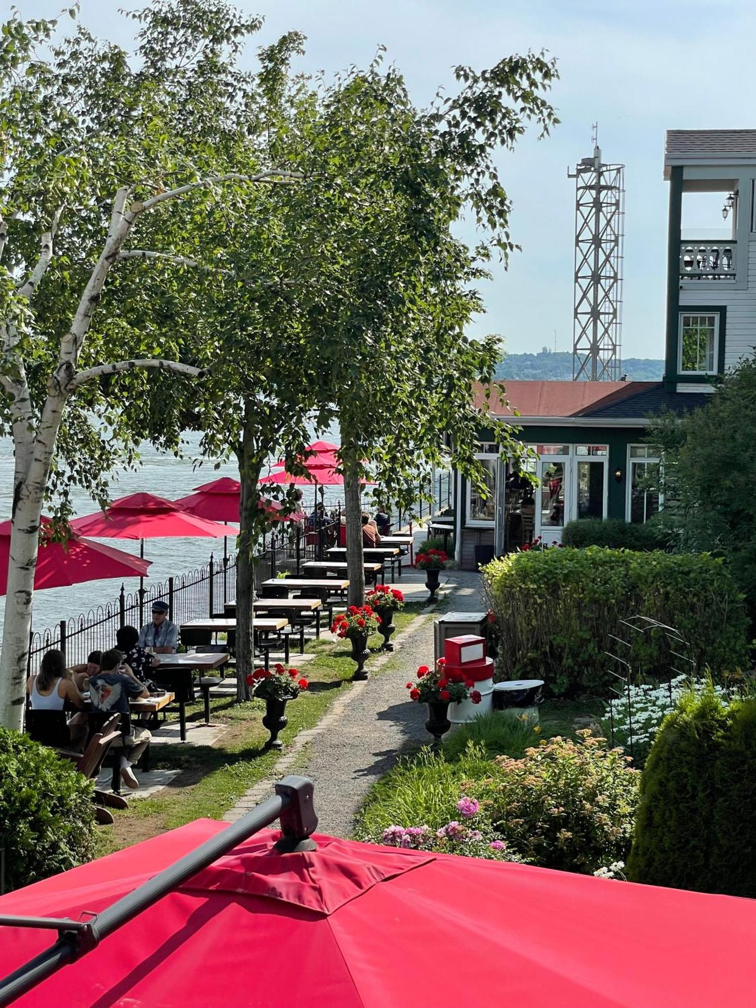 Goeliche Hotel Et Appartement Saint-Laurent-de-l'ile d'Orleans Экстерьер фото